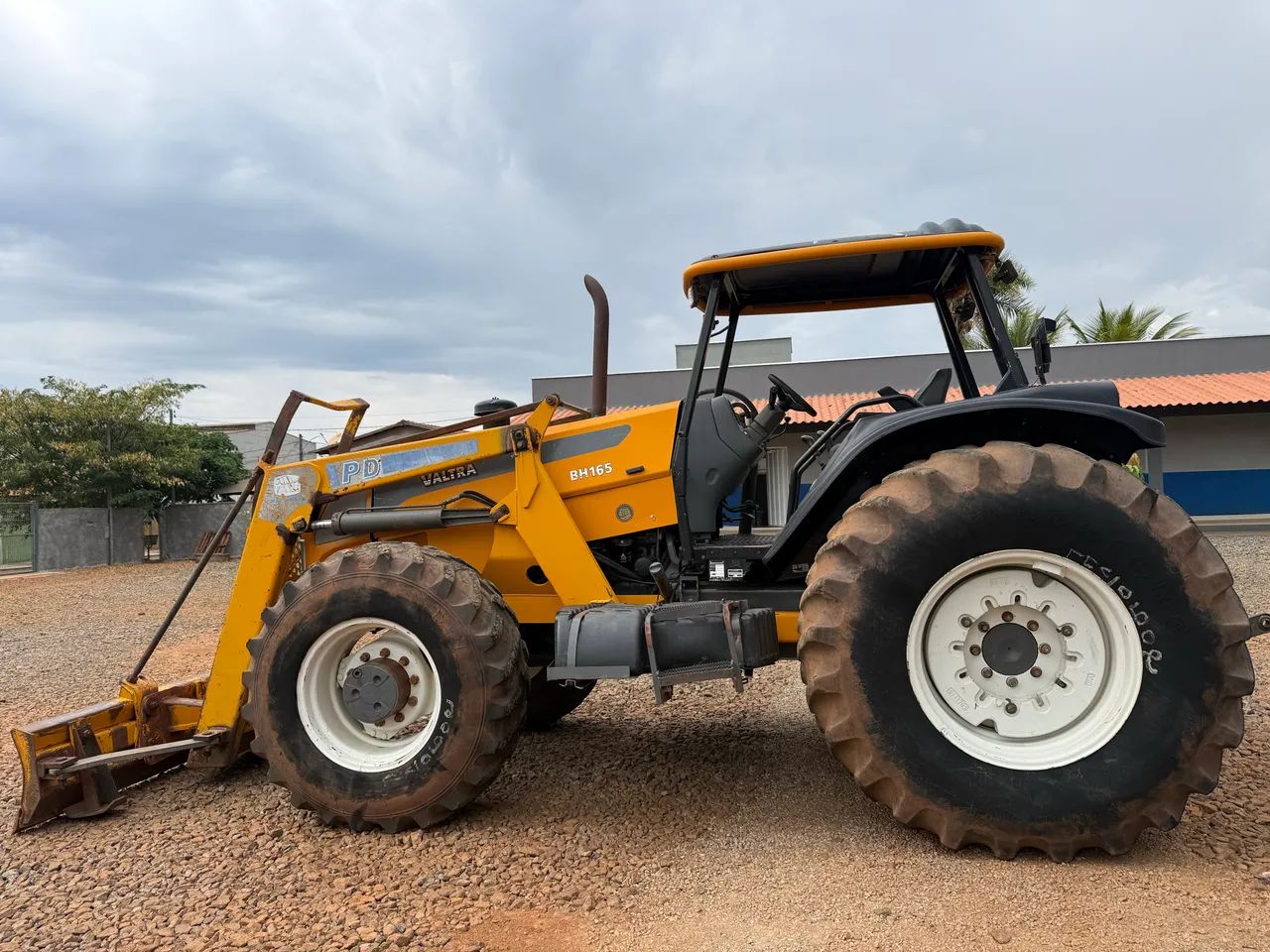 TRATOR VALTRA BH165  - Foto 5