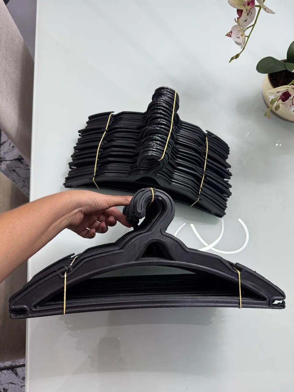 100 Cabides Plásticos Pretos - Foto 2