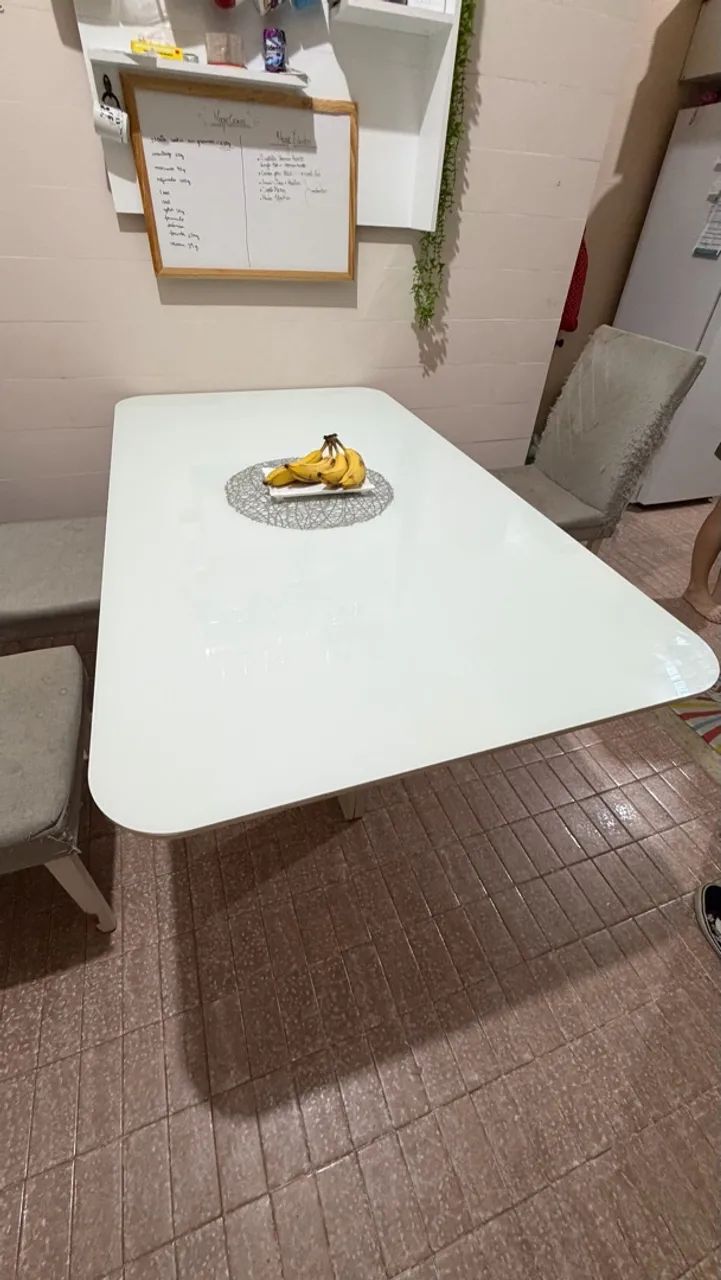 Mesa de 6 lugares sem cadeiras