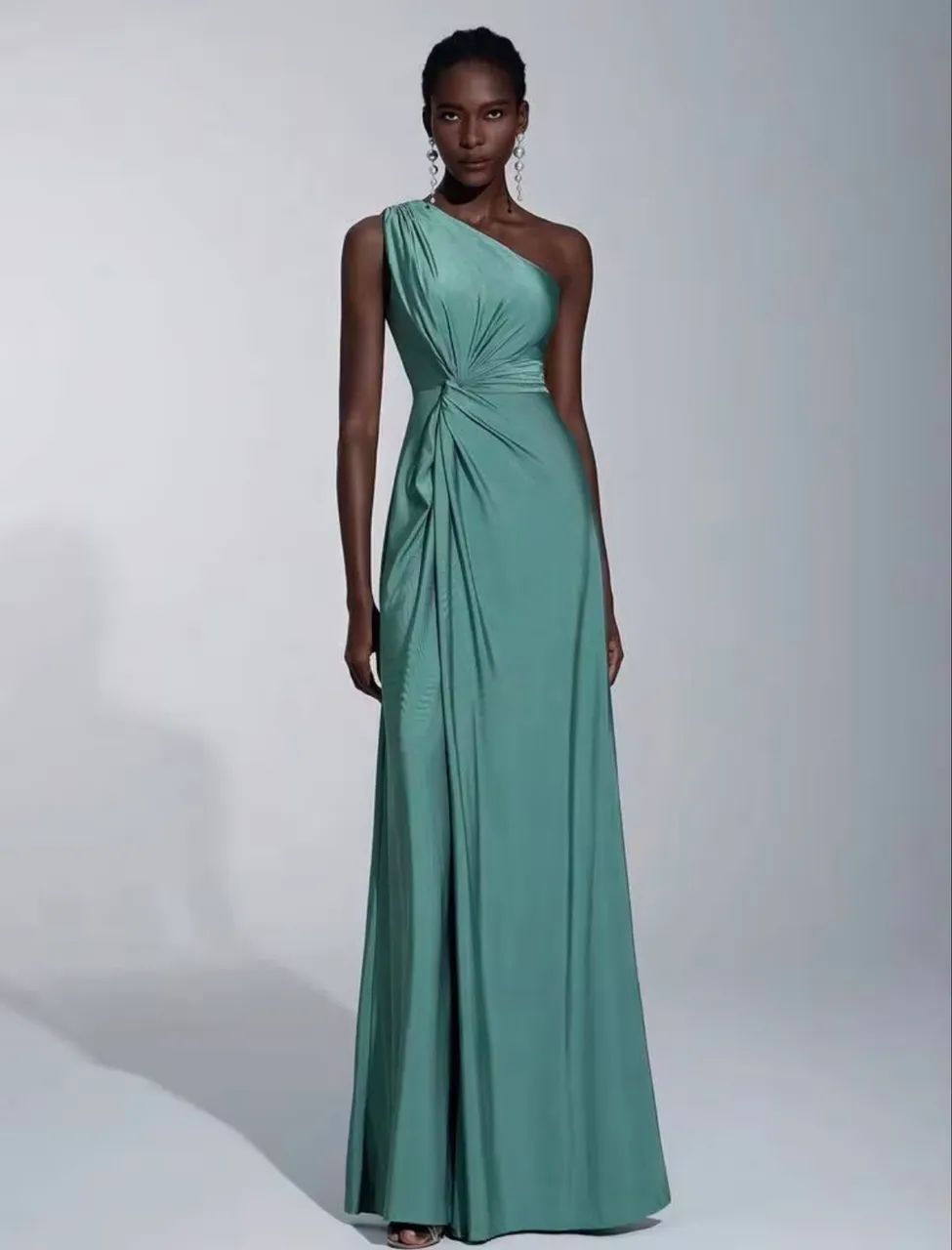 vestido romântico um ombro verde