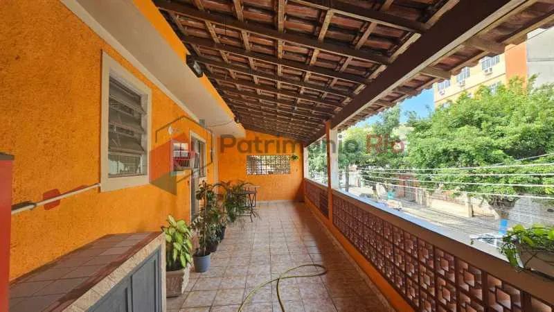 Excelente casa com varand ão - 2 quartos com suíte - Foto 2