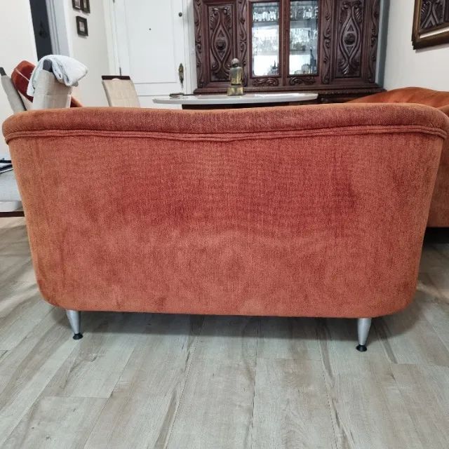 Jogo de sofá 2 e 3 lugares em chenille, moderno e ótimo estado - Foto 5