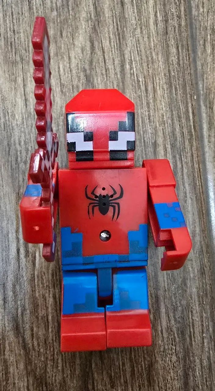 Boneco Homem Aranha estilo Minecraft com espada  - Foto 2