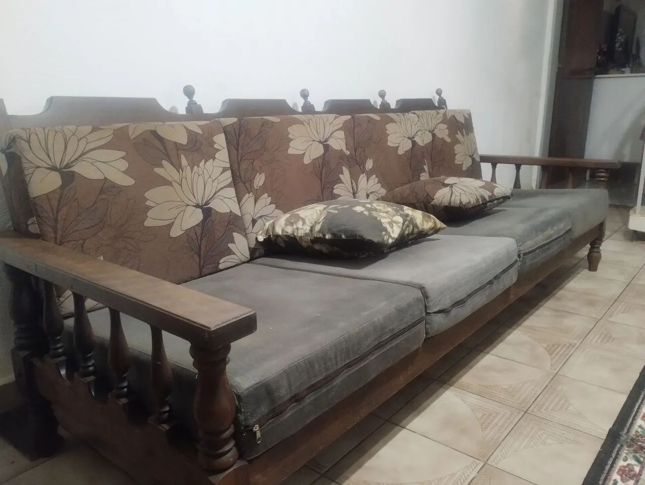 Conjunto sofá de madeira maciça, madeira canela 4 lugares e duas poltronas   - Foto 2