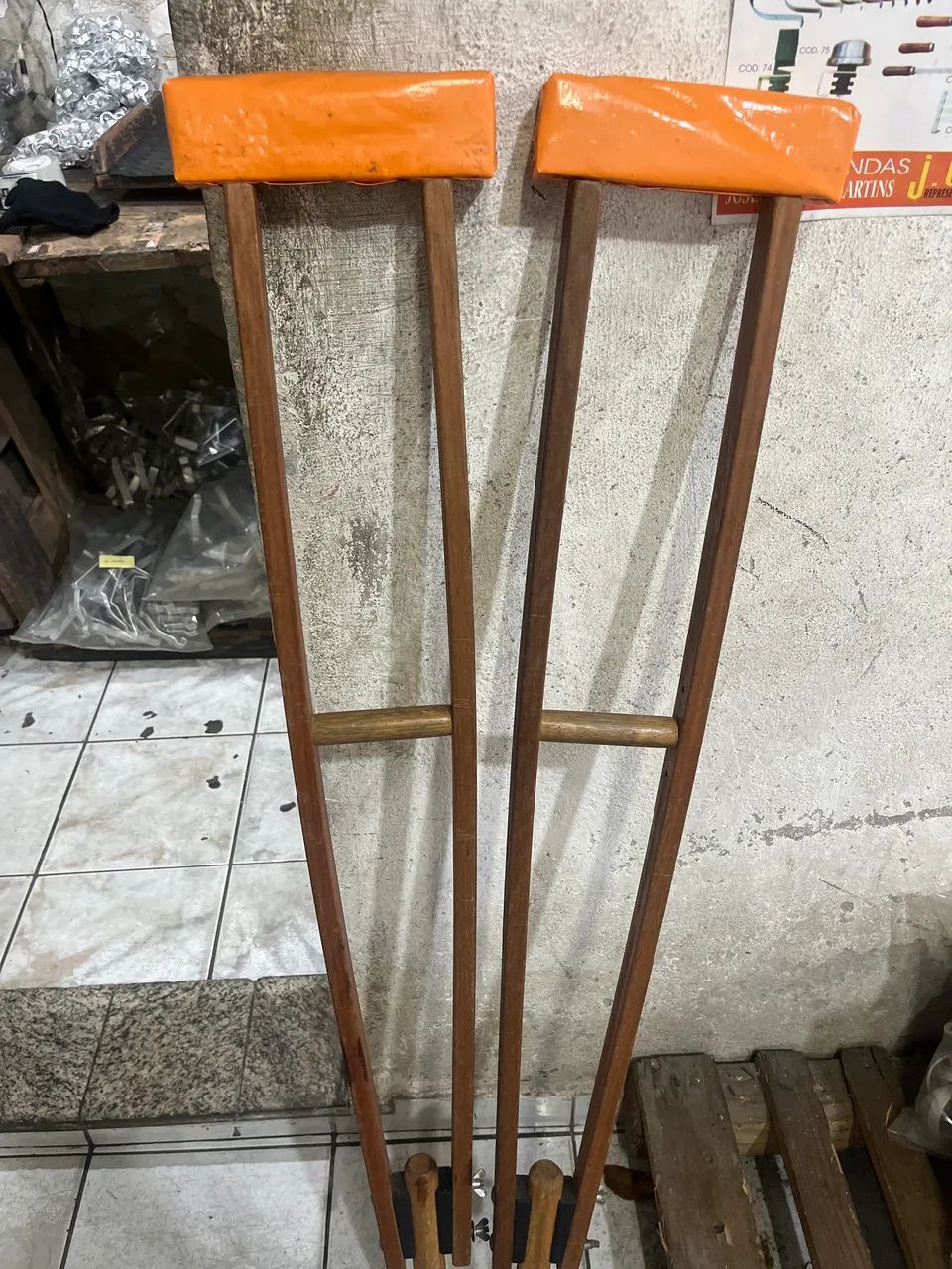Muletas de madeira 