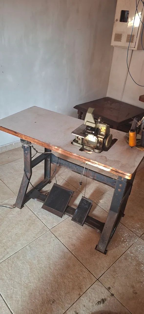 Máquina de Overlock (ótimo estado)