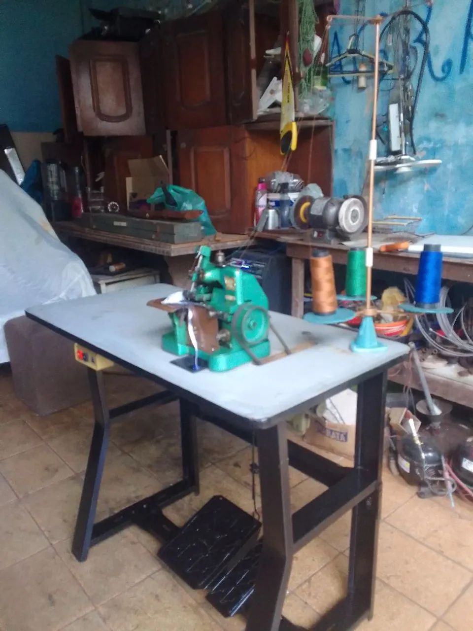 Overlock com bancada e motor Grande  - Foto 4