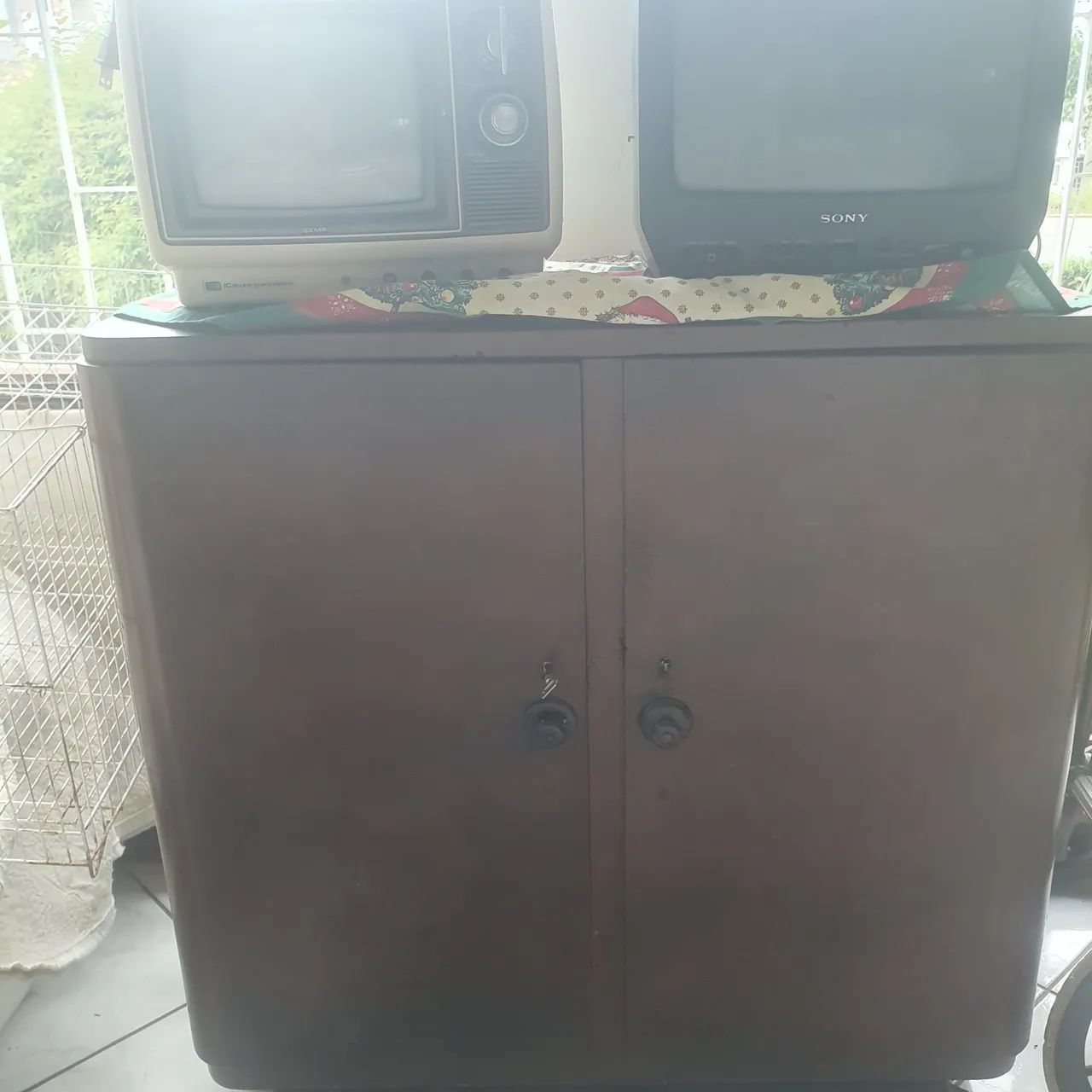 Comoda de imbuia 2 portas com prateleiras. 