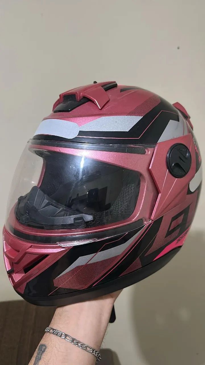 Capacete semi novo 