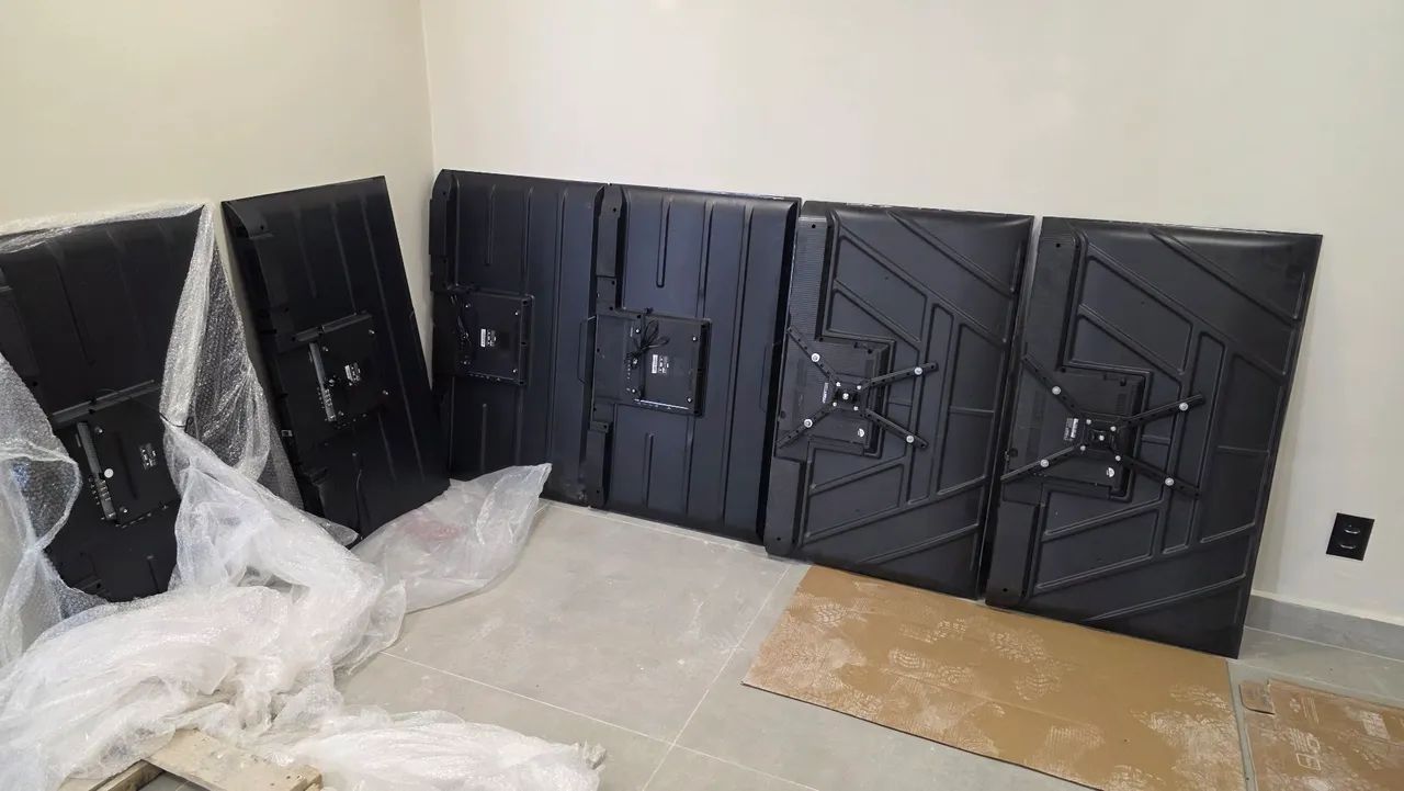Lote 10 TVs de 50 polegadas com tela quebrada marca BAK