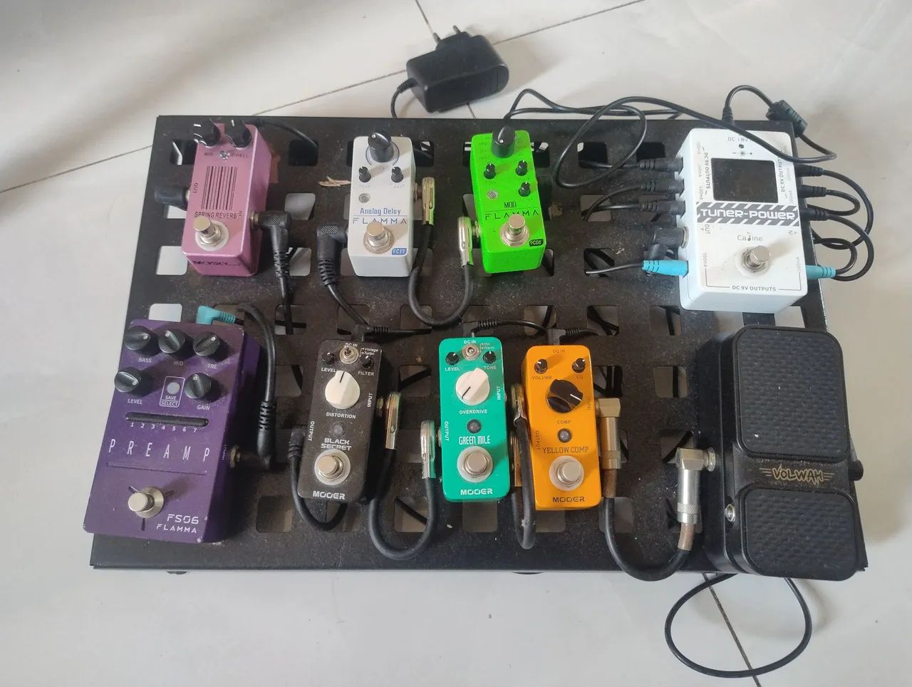 Pedalboard completo e versátil - 9 pedais + fonte + cabos + base - Foto 2