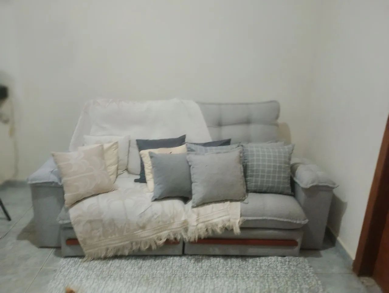 Lindo sofá em linho cinza 2,30m. - Foto 2