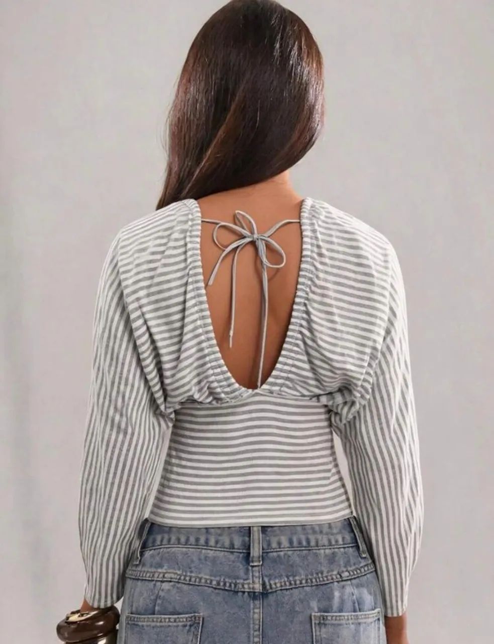 Blusa manga longa listrada com decote em V - Foto 2