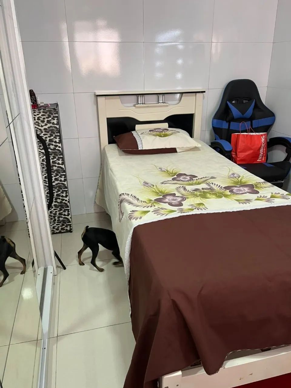 CAMA DE SOLTEIRO DE MADEIRA MACIÇA COM 2 COLCHÕES  - Foto 5
