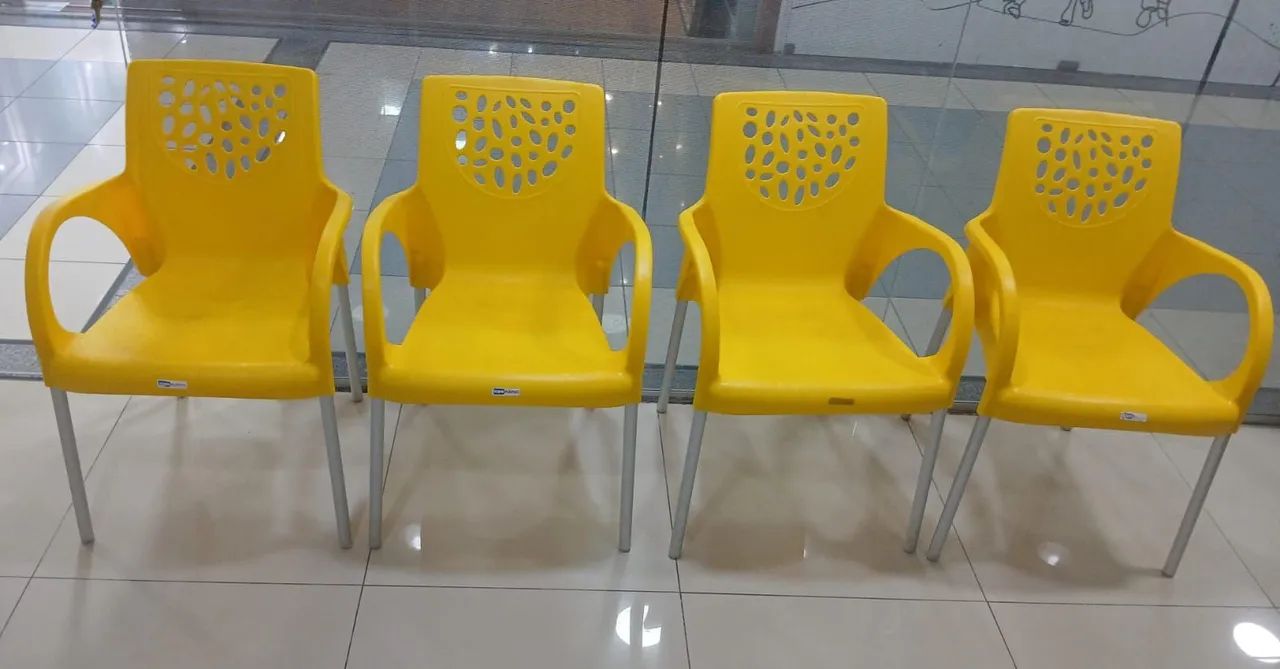 Cadeiras plásticas com apoio