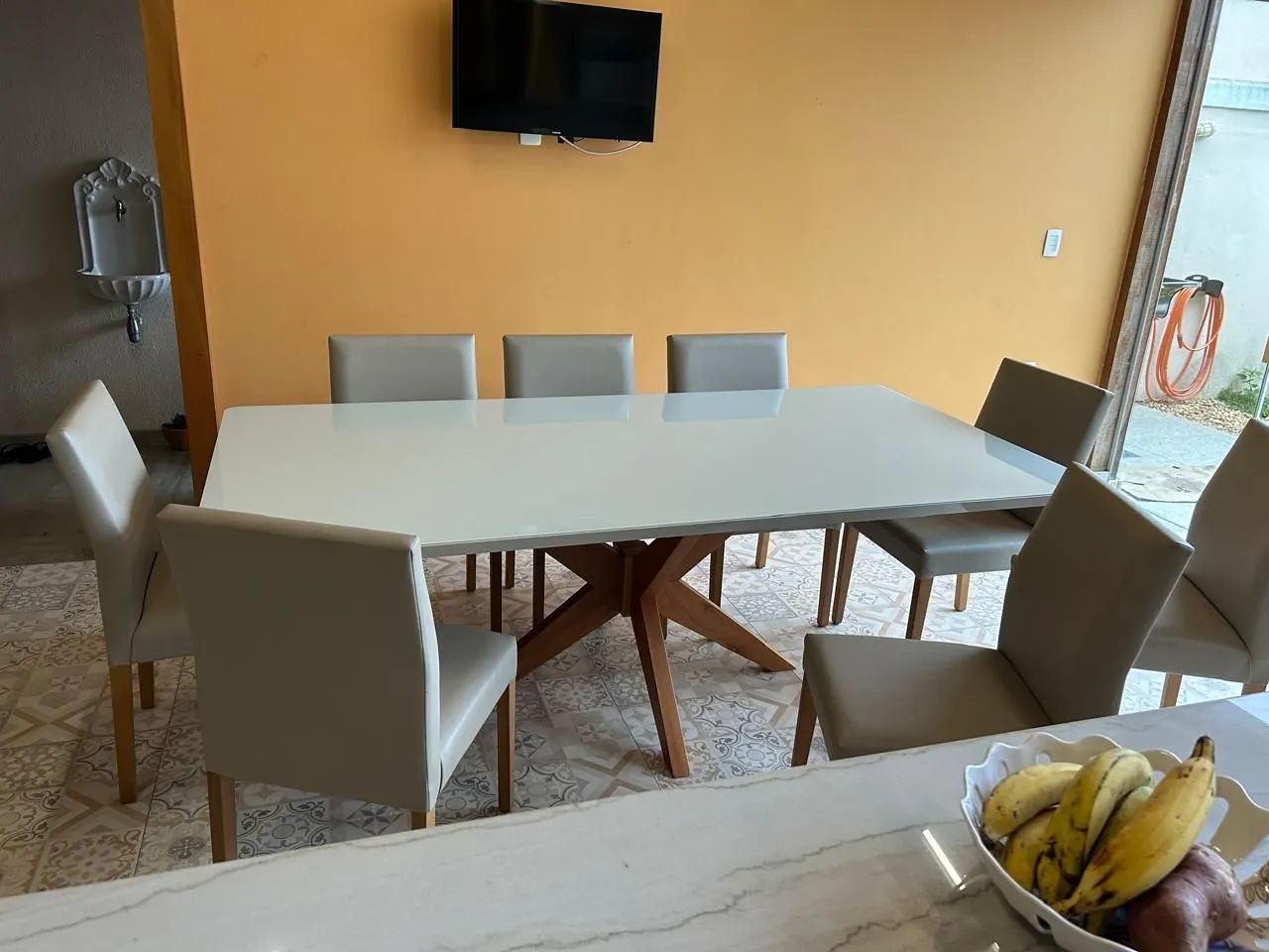 Mesa grande e 8 cadeiras