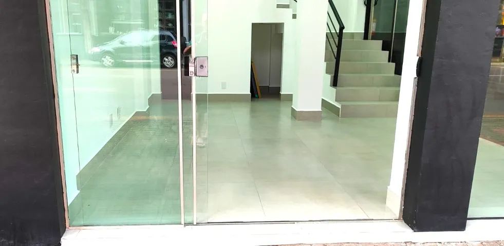 SALA COMERCIAL TÉRREA NO CENTRO COM 80M2 COM 02 GARAGENS - Foto 2