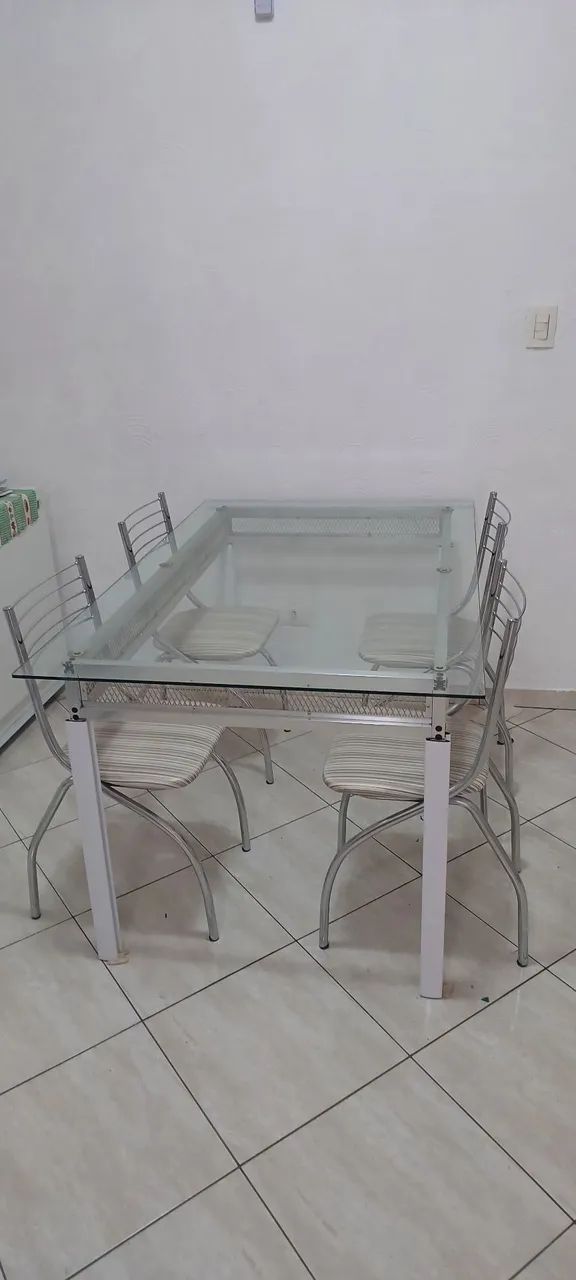 Mesa tampo vidro mais 4 cadeiras carraro.