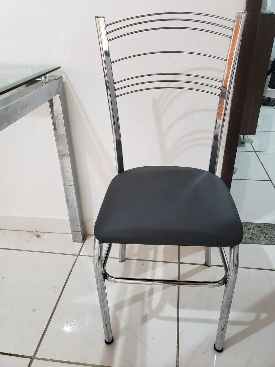 Mesa tampo de vidro 4 cadeiras - Foto 3