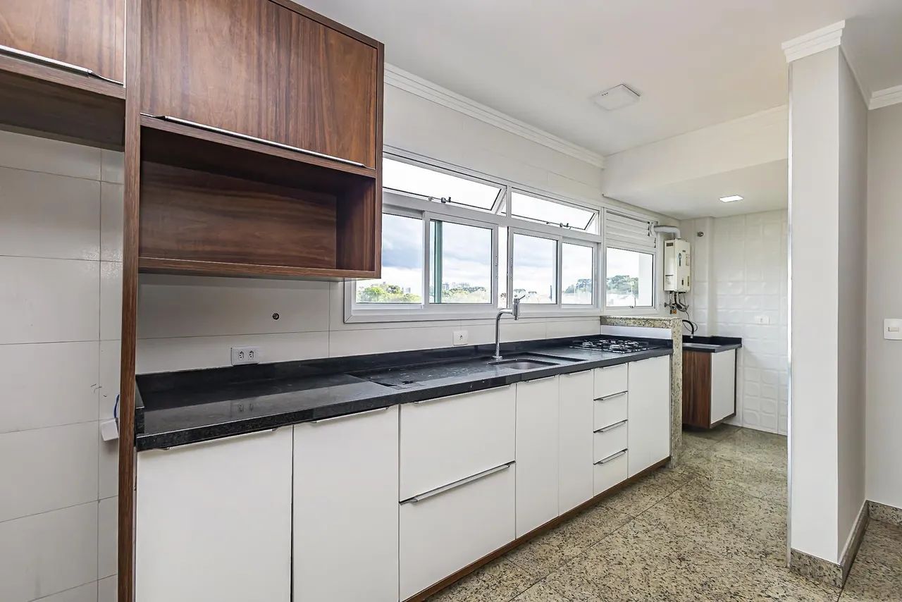Apartamento com suíte, sacada com churrasqueira e vaga coberta! - Foto 5
