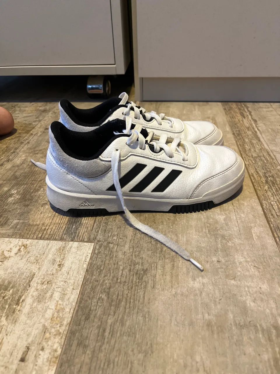 Tênis adidas e red nose