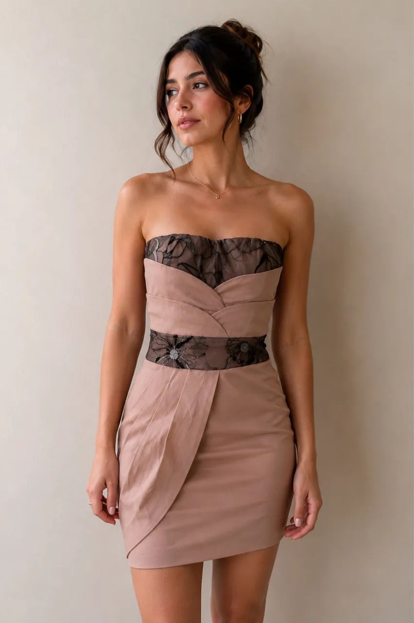 Vestido rose transpassado com detalhes em renda preta