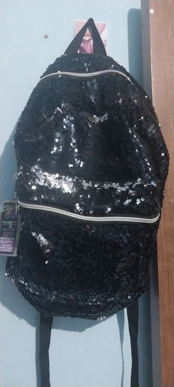Vendo uma bolsa preta com brilhos