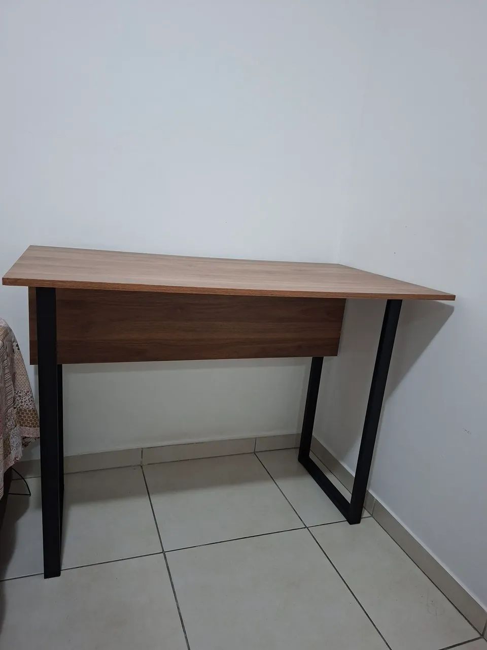 Mesa Home Office em MDF com base em ferragem 110cm L x 60cm P x 80cm A - Foto 2