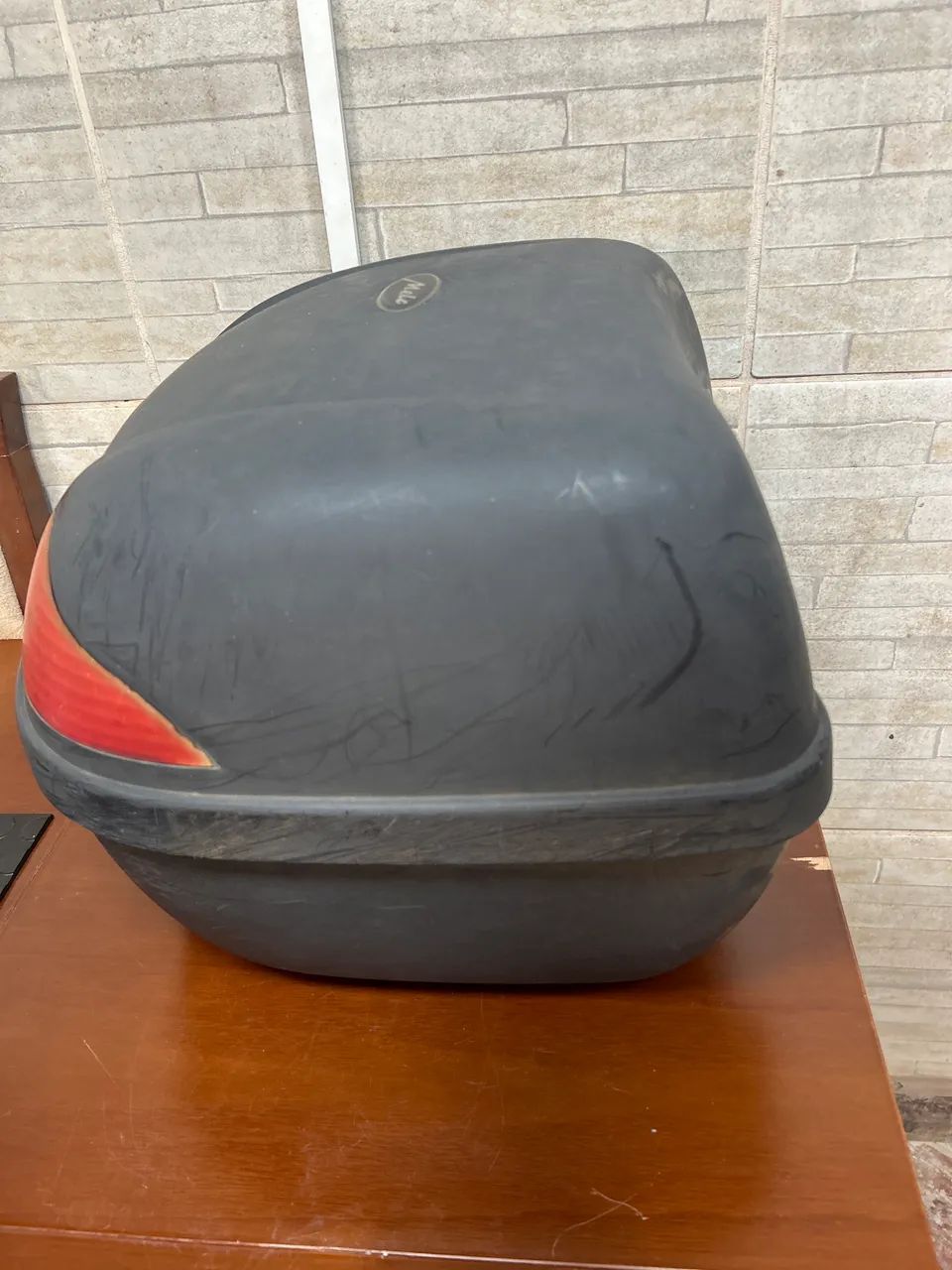 Vende-se baú para motos Melo 33 litros, com base de montagem e chave.  - Foto 2