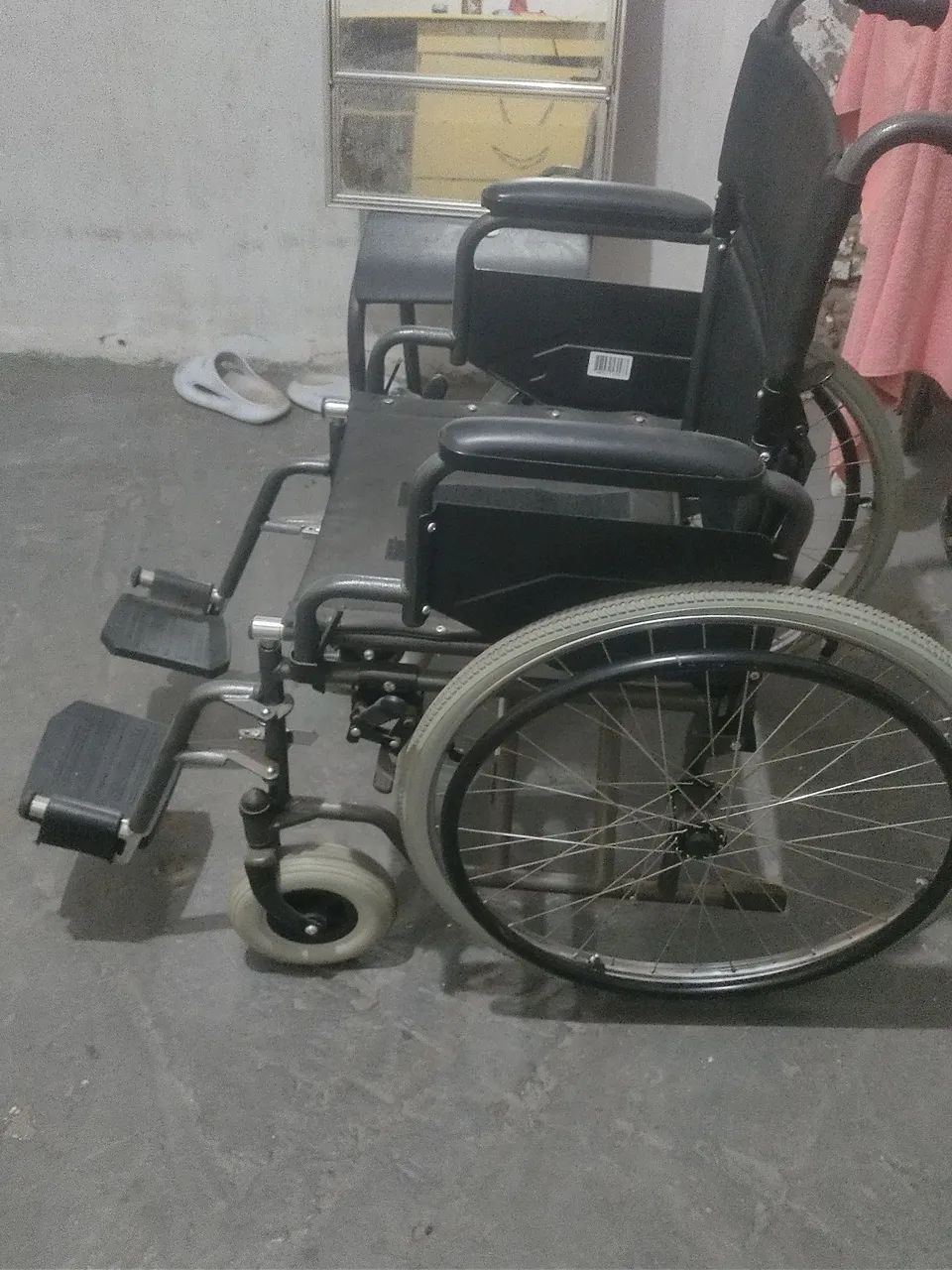 VENDO UMA CADEIRA DE RODAS SEMI NOVA.... - Foto 3