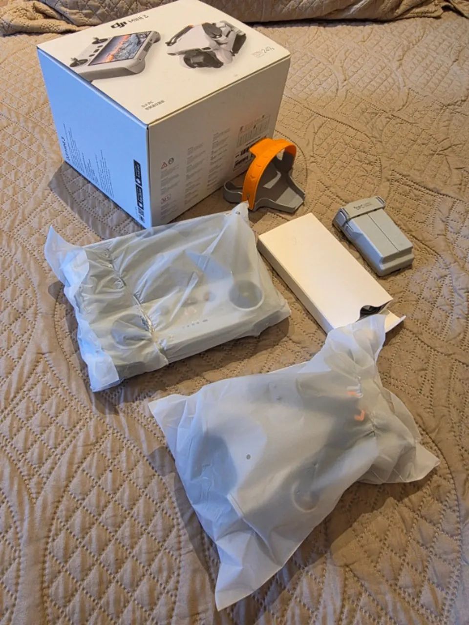 Drone DJI Mini 3 com tela e bateria Plus - Foto 2