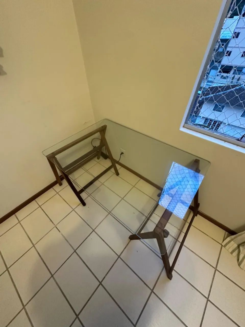 Mesa de vidro escrivaninha com cavaletes Tok&Stok 1,2 m x 0,8 m - Foto 3
