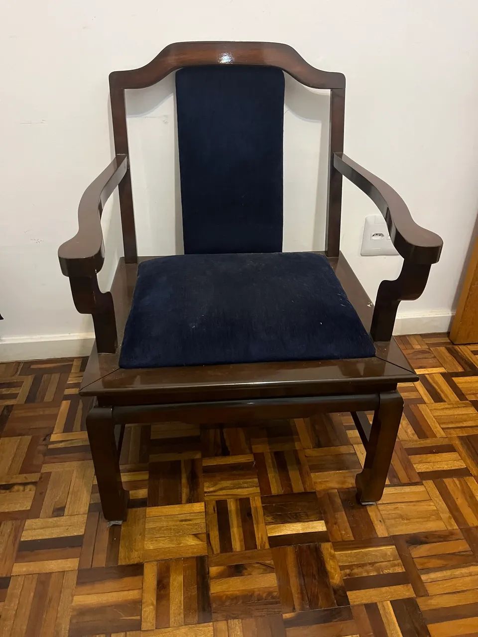 Cadeira de madeira com estofado azul - Foto 2