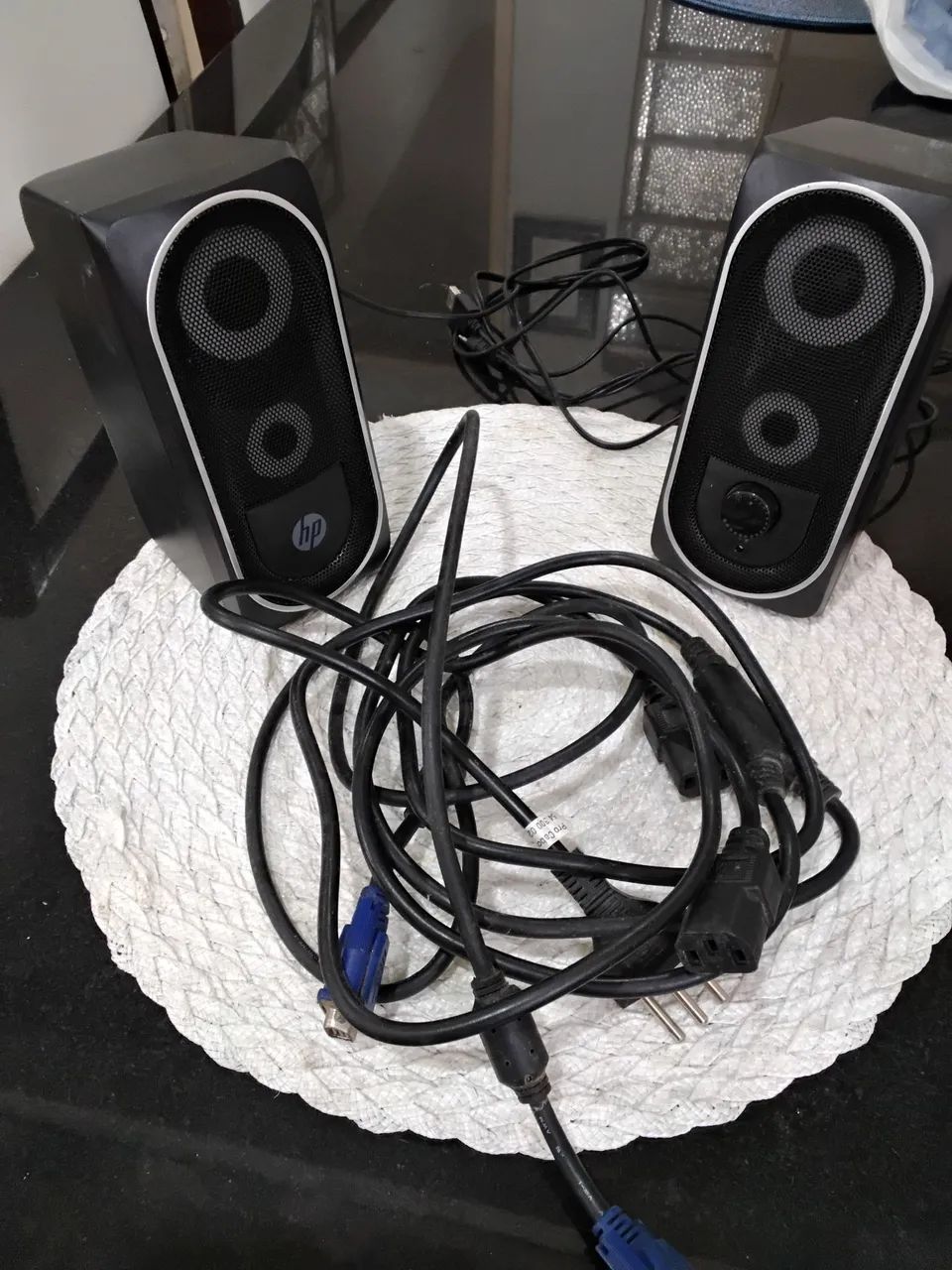 Caixas de som para computador de mesa.