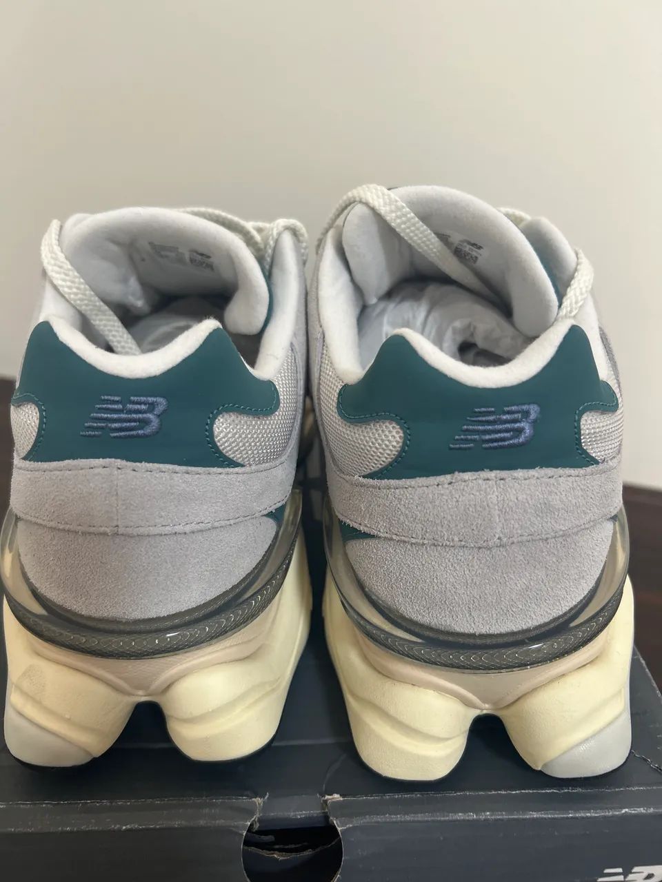 New balance 9060 43br cinza com verde - Foto 5