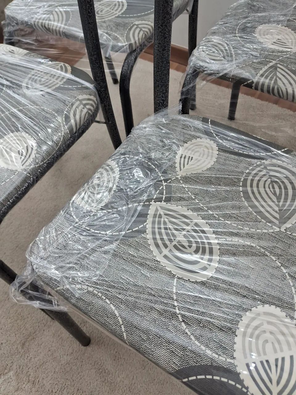 Mesa com 4 cadeiras *ESTÁ NOVA! - Foto 4
