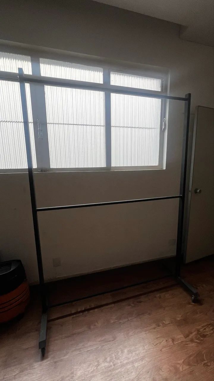 1 Arara de Ferro com rodinhas 