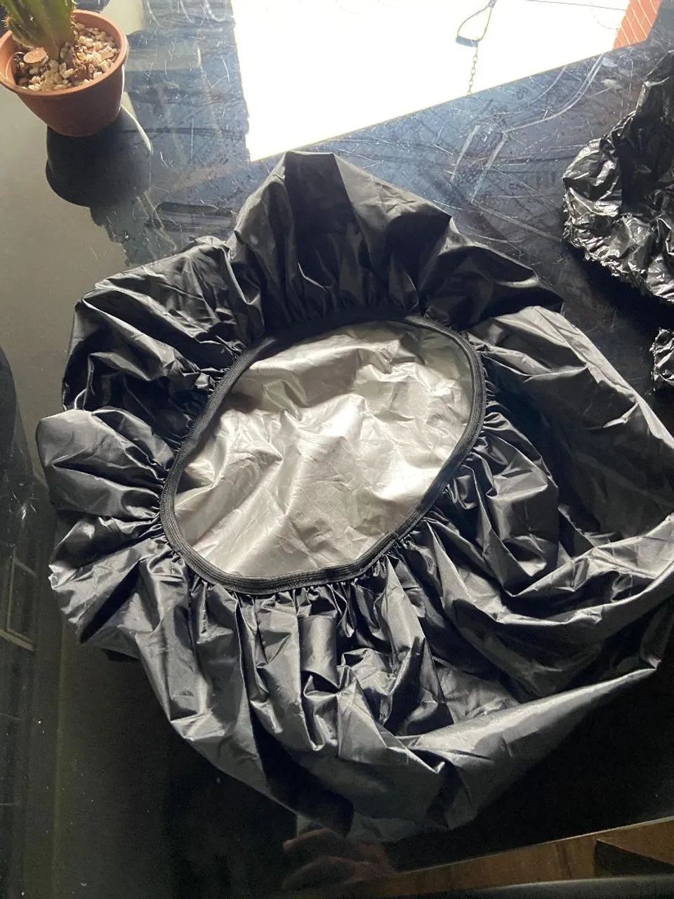 Capa de chuva para mochilas com Fitas refletores Preto M - Foto 4