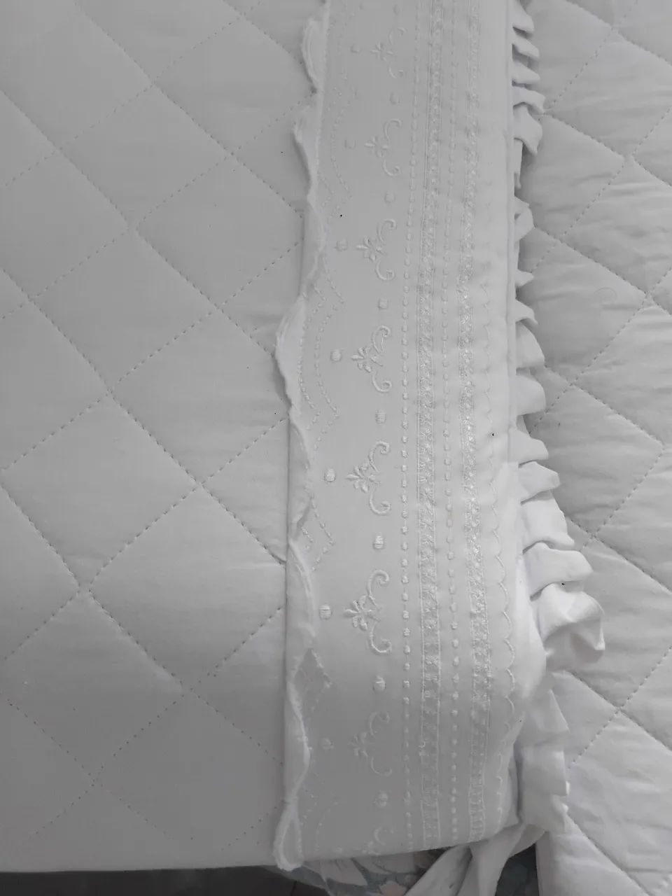 KIT BERÇO AMERICANO BORDADO COM TRÊS LATERAIS E EDREDON ACOCHEADO E BORDADO.