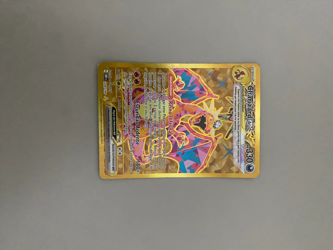 Carta charizard Ex dourada 