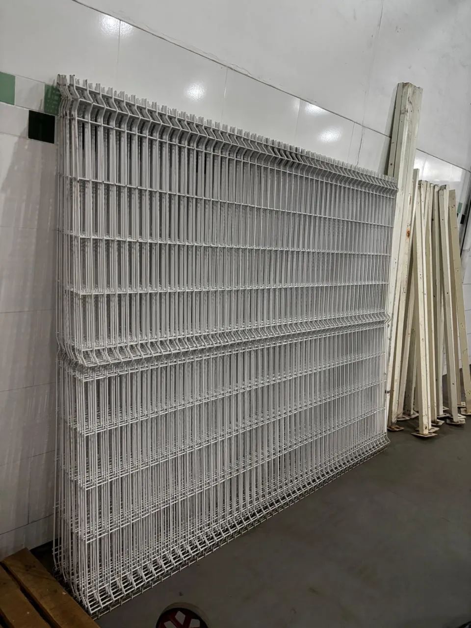Vendo no RJ kit com 8 Gradis Metálicos Belgo e 8 postes metálicos cor branca 