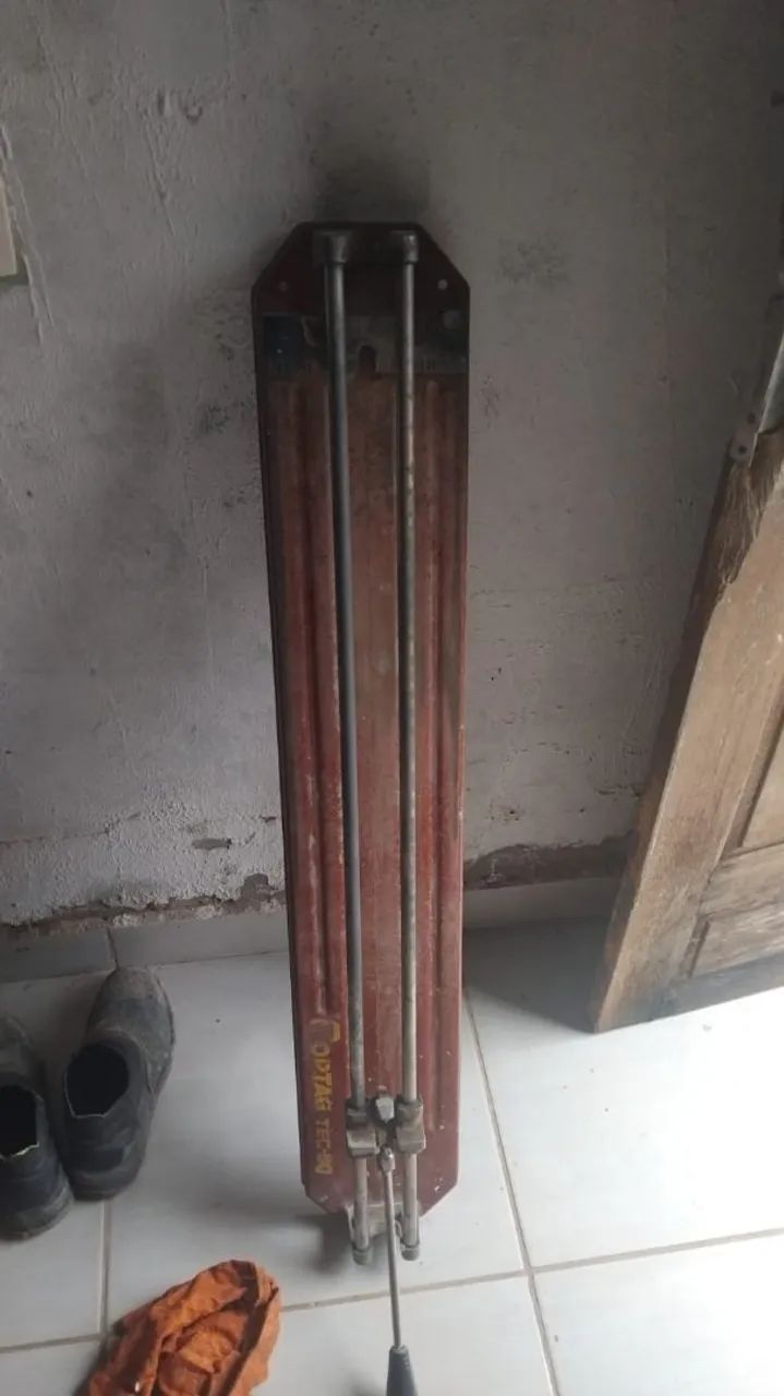 Floor and porcelain tile cutting machine.