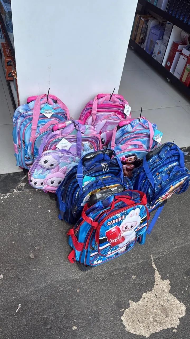 Mochilas de rodinhas com personagens infantis - Foto 5