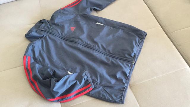 Casaco de tecido impermeável - Marca Adidas - original e importado - Tamanho 8 anos
