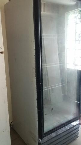 Vendo freezer expositor grande, com defeito, divido na cartão e a vista tem disconto