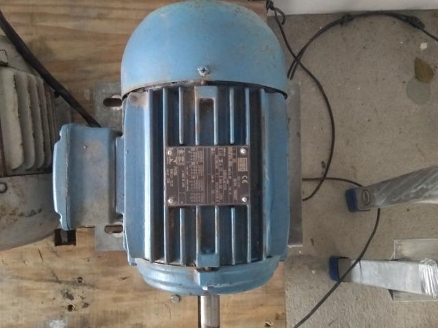 Motor de indução trifásico 4 polos