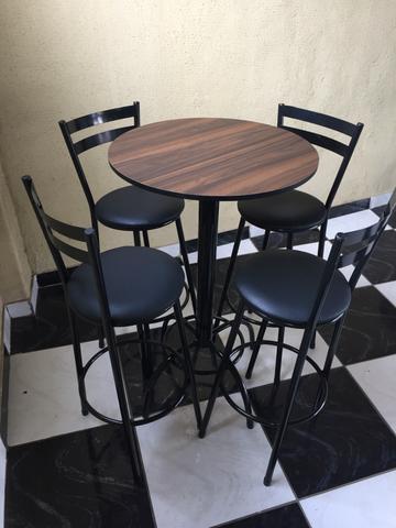 Mesa Bistrô e Banquetas Redondas