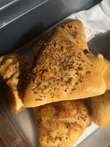 Esfirras de frango e queijo