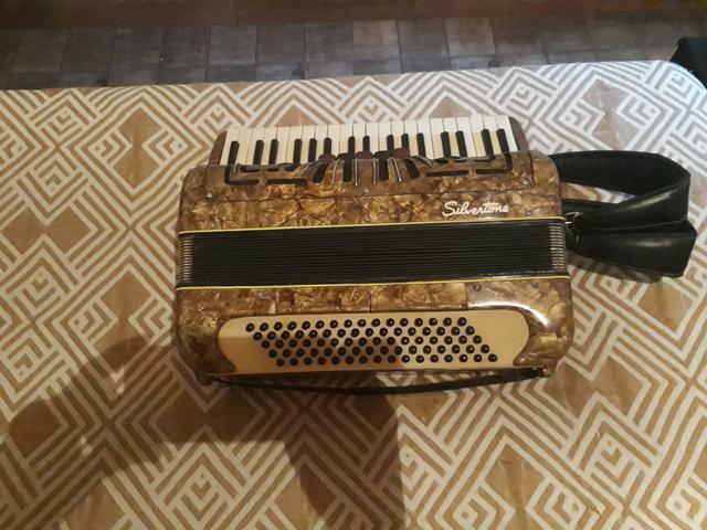 Acordeon Silvertone 80 baixos - Foto 2
