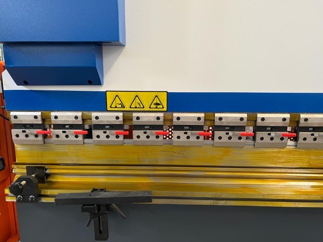 Prensa Viradeira Hidraulica Calvi 125T/3200 CNC (NOVA) - Foto 4